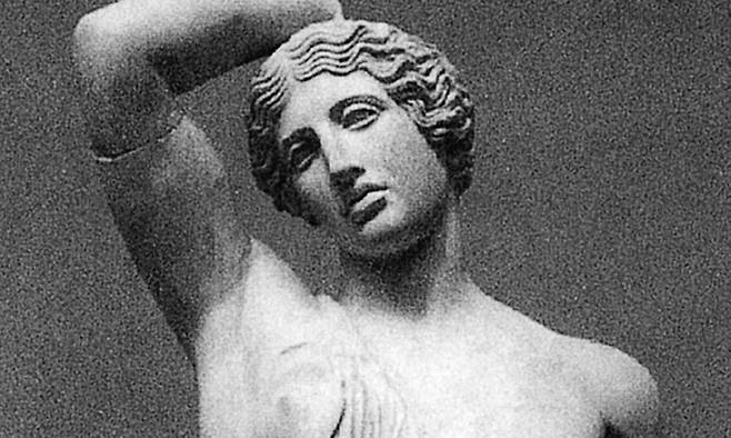 고대 그리스 조각가 폴리크레이토스의 ‘상처 입은 마마존’의 복제품. 그리스에서 여전사에 대한 문화적 기억을 갖고 있어 플라톤은 여성들이 전사의 의무를 져야 한다고 주장했다. 돌베개 제공