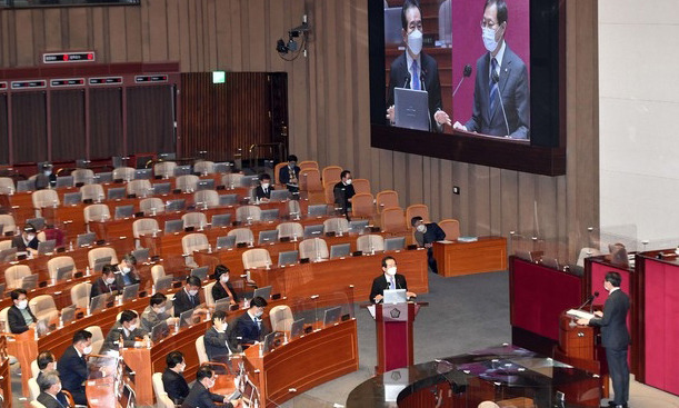 정세균 국무총리가 지난 8일 오전 서울 여의도 국회에서 열린 신종 코로나바이러스 감염증(코로나19)로 인한 방역실태, 백신 수급 상황 및 접종 시기에 대한 긴급현안질문에서 김성주 더불어민주당 의원 질문에 답변하고 있다. 뉴시스