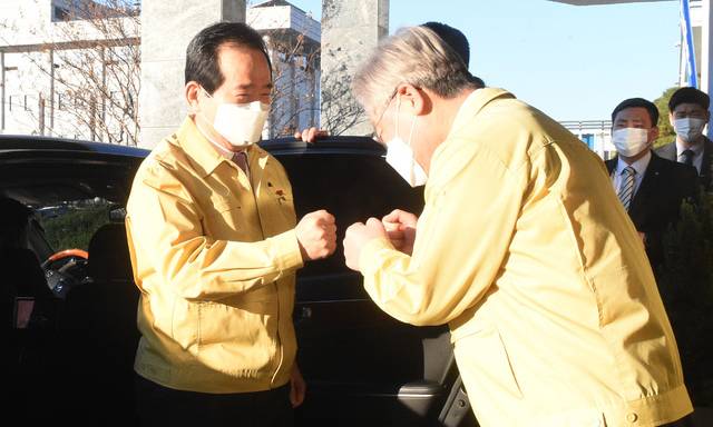 정세균 국무총리와 이재명 경기도지사가 지난달 9일 경기도 수원시 경기도청에서 열린 신종 코로나바이러스 감염증(코로나19) 대응 중앙재난안전대책본부회의 참석에 앞서 인사하고 있다. 수원=뉴시스