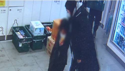 편의점 앞에서 발견된 아이. sbs 뉴스화면 캡처