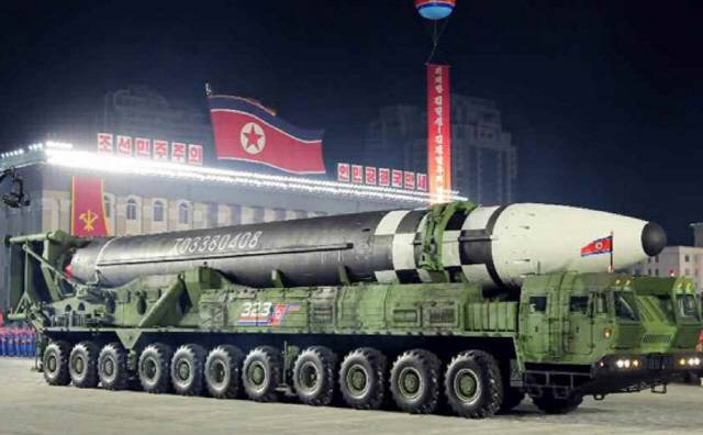 지난해 10월 10일 북한 노동당 창건 75주년 기념 열병식에서 미국 본토 전역을 타격할 수 있는 신형 대륙간탄도미사일(ICBM)이 모습을 나타냈다. /노동신문 홈페이지 캡처=연합뉴스