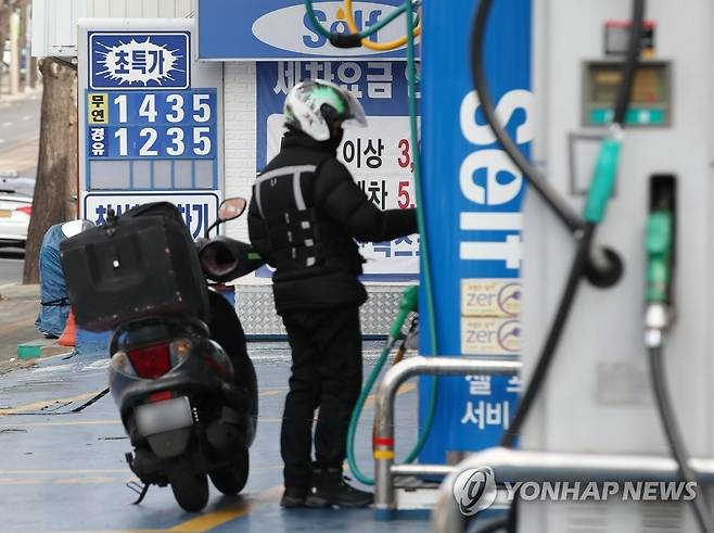 계속 오르는 휘발윳값 [연합뉴스 자료사진]