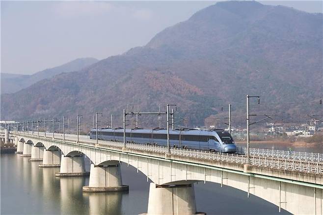 달리는 KTX-이음 [코레일관광개발 제공]