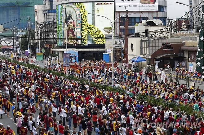 필리핀 블랙 나자렌 미사에 최소 40만명 참가 [마닐라 EPA=연합뉴스]