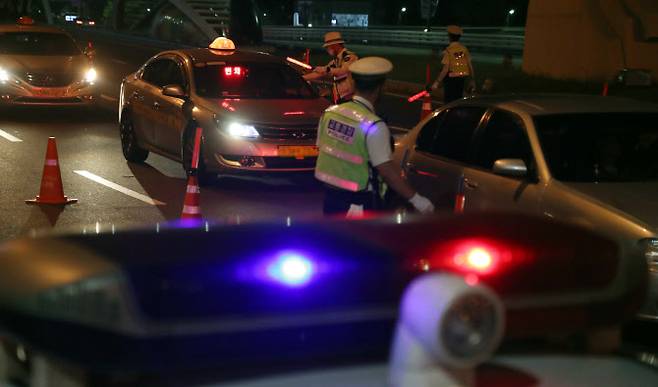 ‘제2 윤창호법’ 시행 첫날인 지난해 6월 25일 오전 부산 해운대구 한 도로에서 경찰이 음주 단속을 벌이고 있다.(사진=연합뉴스)