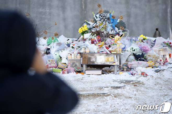 7일 오후 경기 양평 하이패밀리 안데르센 공원묘원에 양부모의 학대로 숨진 16개월 영아 정인(가명)양을 추모하며 시민들이 갖다 놓은 물품들이 놓여있다. 2021.1.7/뉴스1 © News1 이승배 기자