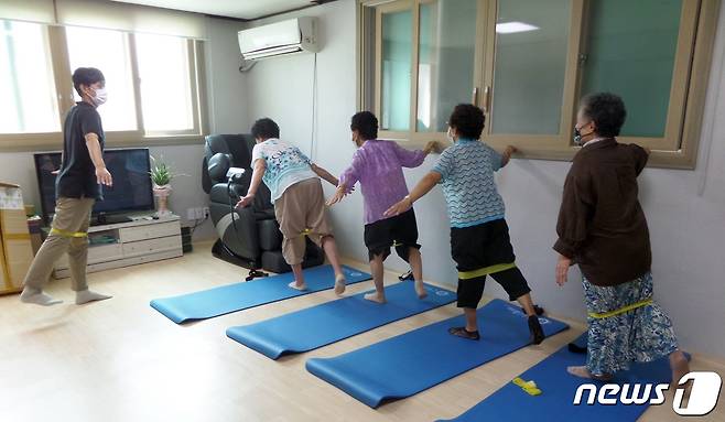 진천군이 통합 돌봄사업으로 추진 중인 낙상사고 예방교육.(진천군 제공)© 뉴스1