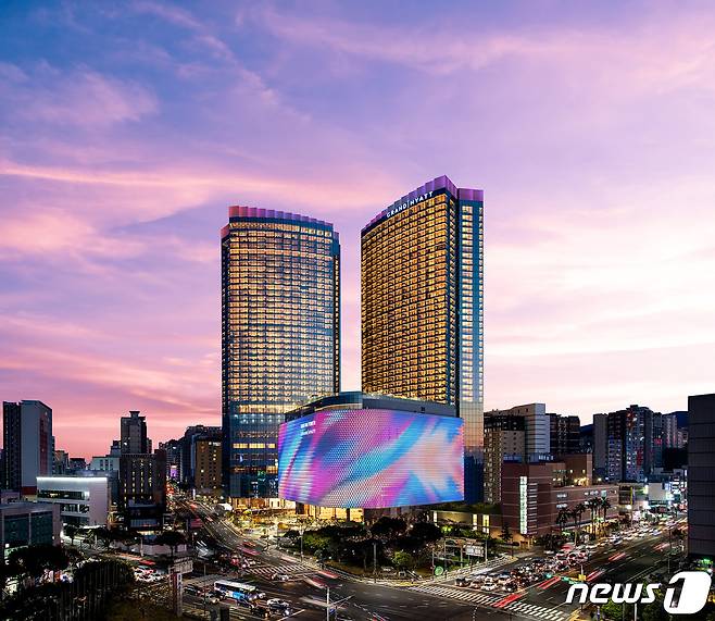 제주시 노형동에 위치한 제주드림타워 복합리조트(롯데관광개발 제공).© News1