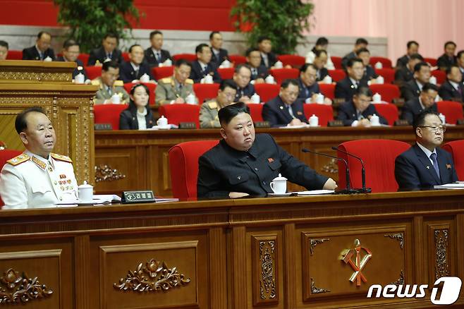 (평양 노동신문=뉴스1) = 북한 노동당 기관지 노동신문은 10일 제8차 당 대회 5일 차 회의가 전날 열렸다고 전했다. 신문은 "대회에서는 셋째 의정 '당 규약 개정에 대하여'가 토의되었다＂라며 ＂위대한 김일성-김정일주의 당으로서의 당의 혁명적 성격과 사명, 투쟁강령을 뚜렷이 명시하고 당 조직과 당원들이 준수하여야 할 행동준칙과 활동 방식, 규범들을 수정 보충한 당 규약 개정안의 내용을 연구하였다＂라고 보도했다. [국내에서만 사용가능. 재배포 금지. DB 금지. For Use Only in the Republic of Korea. Redistribution Prohibited] rodongphoto@news1.kr