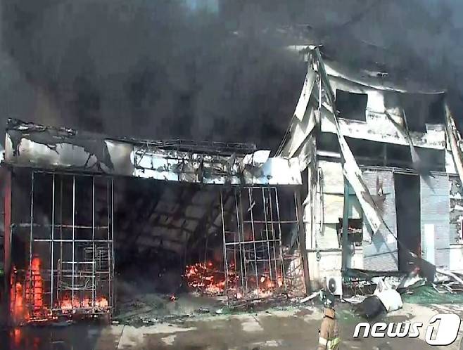 10일 오전 11시27분께 경기 김포시 대곶면 대명리 차량 스펀지 제조공장 건물 1개동에서 발생한 불이 1시간35분만인 오후 1시2분께 완전진화됐다. 이 불로 다행히 인명피해는 발생하지 않았다.(경기 김포소방서 제공)2021.1.10/뉴스1 © News1 박아론 기자