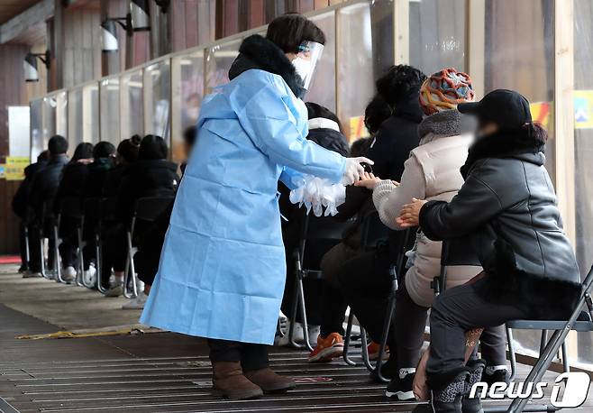 사흘 연속 신종 코로나바이러스 감염증(코로나19) 확진자가 600명대를 기록한 10일 오후 서울 송파구보건소에 마련된 코로나19 선별진료소를 찾은 시민들을 검사 순서를 기다리고 있다. 2021.1.10/뉴스1 © News1 이재명 기자