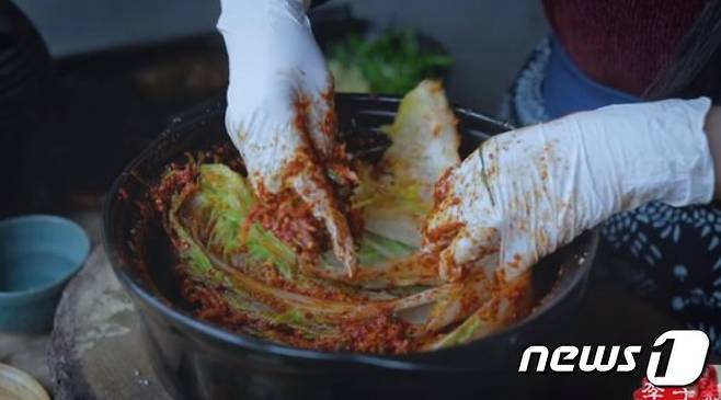 중국 유명 유튜버 리즈치가 배추에 양념을 묻히고 있다.(리즈치 유튜브 캡처)© 뉴스1