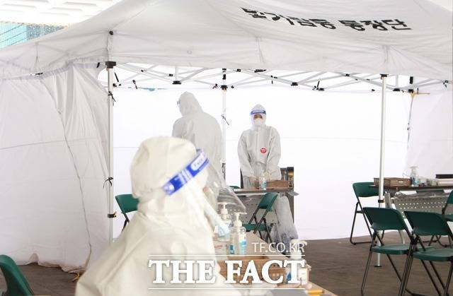 경북 상주 BTJ열방센터 종교집회에 참석해 코로나19 확진 판정을 받은 광주 1331번 일가족 3명과 외국인 부부가 코로나19 신규 확진 판정을 받아 전남 나주시가 역학조사에 착수했다. 사진은 나주시 빛가람동 임시선별소 모습./나주시 제공