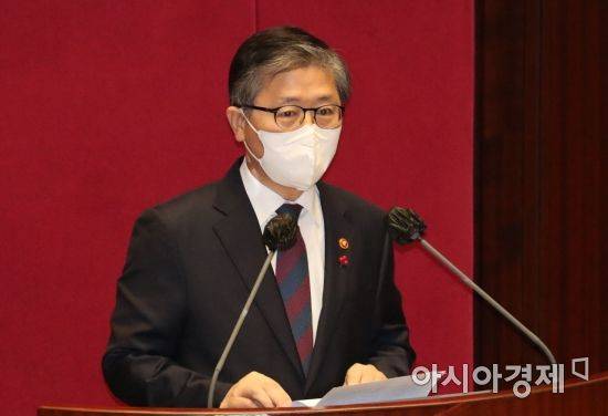 변창흠 국토부 장관이 8일 국회 본회의에서 신임장관 인사를 하고 있다./윤동주 기자 doso7@