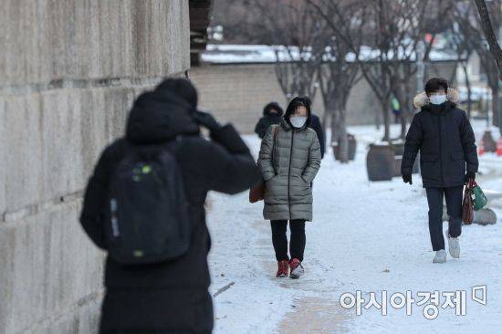 서울 아침 기온이 영하15도까지 떨어지며 한파경보가 발령된 7일 서울 중구 정동에서 직장인들이 두꺼운 외투를 입고 출근길에 오르고 있다./강진형 기자aymsdream@