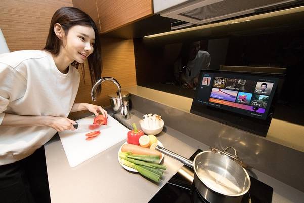 KT의 기가지니 테이블 TV 2. /KT