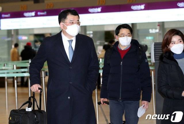 최종건 외교부 1차관이 9일 밤 인천국제공항에서 이란에 억류 중인 한국 선박과 선원의 조기 석방을 논의하기 위해 이란으로 출국하고 있다. 최 차관은 화학운반선 ‘한국케미호’과 우리 국민 5명을 포함한 선원 20명의 억류 해제 문제를 놓고 이란 당국과 교섭에 들어갈 계획이다. 2021.1.9/뉴스1 © News1