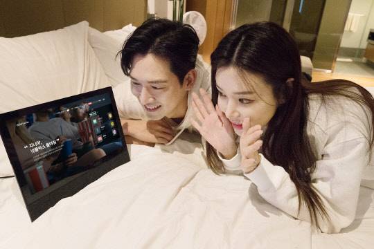 KT 홍보모델들이 10일 '기가지니 테이블 TV 2'를 소개하고 있다. KT 제공