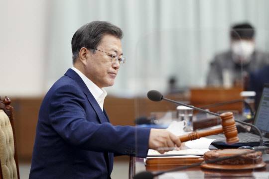 문재인 대통령이 5일 오전 청와대에서 국무회의를 주재하고 있다.  연합뉴스