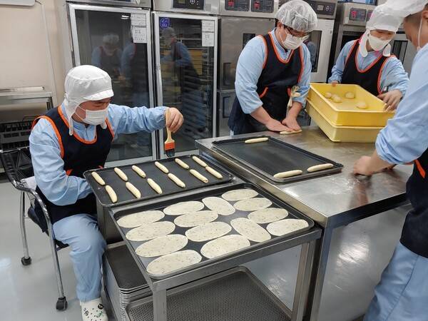 광주광역시 북구 매곡동 틔움복지재단의 틔움직업재활센터에서 지체장애인 김유석(맨왼쪽)씨와 동료들이 빵을 만들고 있다. 광주 틔움복지재단 제공