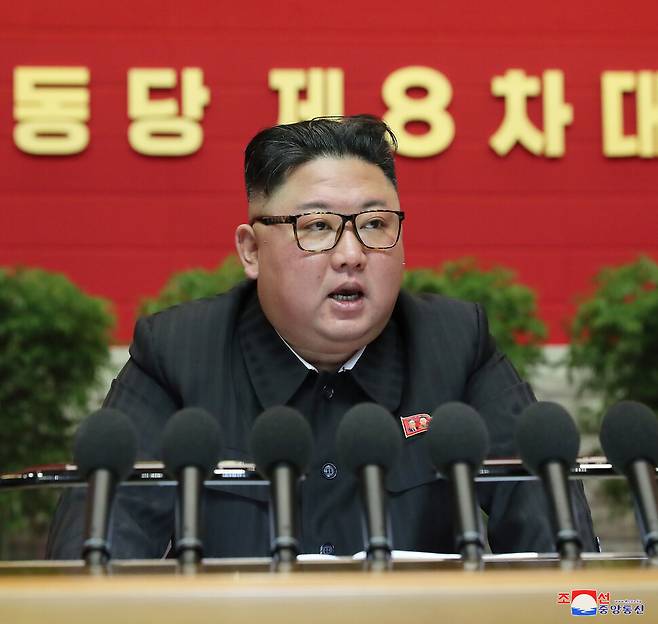 김정은 조선노동당 위원장이 8일 노동당 8차 대회 나흘째 회의에서 발언을 하는 모습. <조선중앙통신> 연합뉴스