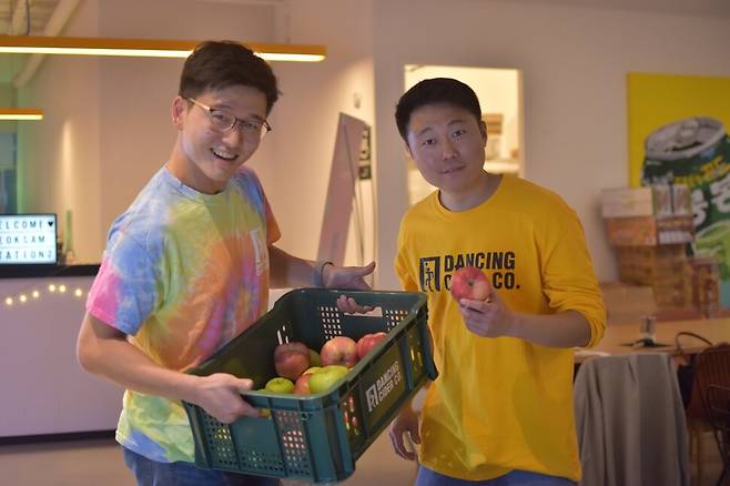 충주 사과로 ‘애플사이더’를 만드는 댄싱사이더 컴퍼니의 구성모 이사(왼쪽)와 이대로 대표. 댄싱사이더 제공