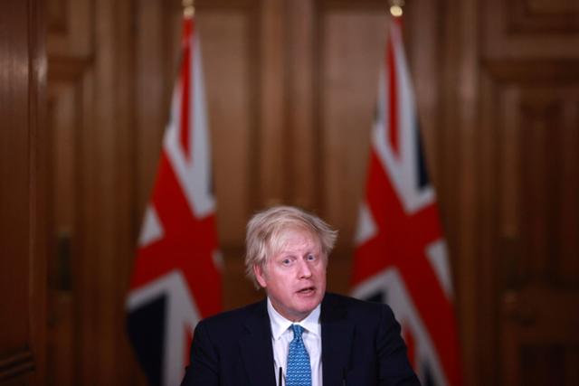 보리스 존슨 영국 총리가 5일 런던 다우닝 10번가 총리 관저에서 '3차 봉쇄'와 관련 대책을 발표하는 기자회견을 하고 있다. 로이터 연합뉴스