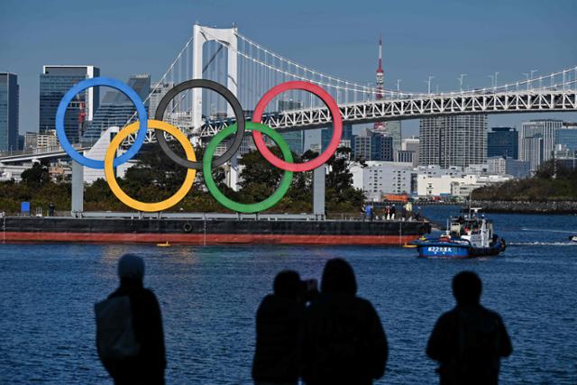 지난해 12월 1일 도쿄 오다이바 인근 레인보우브리지 인근에 올림픽을 상징하는 오륜 조형물이 설치돼 있다. 도쿄=AFP 연합뉴스 자료사진