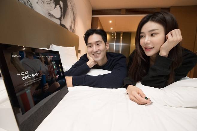 KT 홍보모델들이 '기가지니 테이블 TV 2'를 소개하고 있다. [/사진=KT]