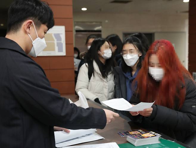 2021학년도 대학수학능력시험 성적표가 배부된 지난달 23일 서울 중구 이화여고에서 학생들이 담임 선생님께 성적표를 받고 있다.[사진제공=연합뉴스]