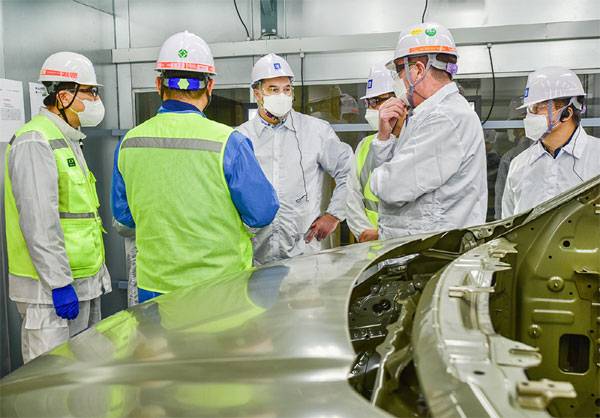 지난 7일 카허 카젬 한국GM 사장(왼쪽 셋째)이 경남 창원공장 내 도장공장 신축 현장을 찾아 임직원들과 현장 안전·투자 진척 상황을 점검했다. [사진 제공 = 한국GM]