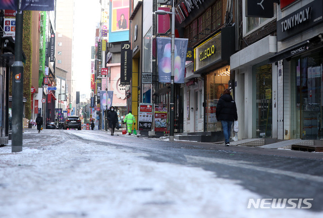 [서울=뉴시스]고승민 기자 = 한파가 이어지는 주말인 지난 9일 서울 명동 일대가 한산하다. 2021.01.09. kkssmm99@newsis.com