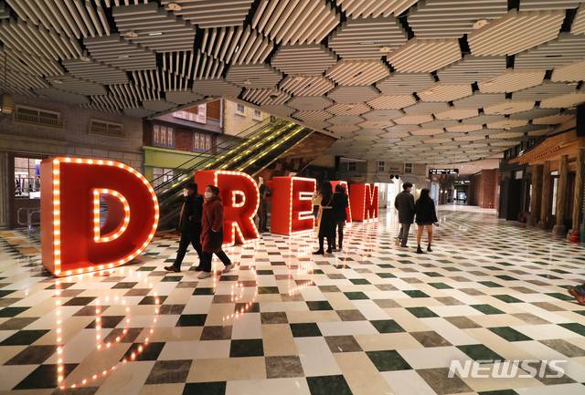 [제주=뉴시스]우장호 기자 = 제주 최고 높이, 최대 규모 건물인 제주 드림타워 복합리조트가 18일 공식 개장했다. 제주 드림타워 복합리조트는 연면적(30만3737㎡)으로는 여의도 63빌딩의 1.8배에 이를 만큼 매머드급 규모를 자랑한다. 사진은 드림타워 내 K패션 전문몰 HAN 컬렉션 모습. 2020.12.18. woo1223@newsis.com