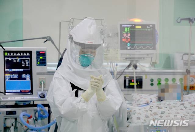 [울산=뉴시스] 배병수 기자 = 2021년 신축년(辛丑年) 새해가 시작된 1일 오전 신종 코로나바이러스 감염증(코로나19) 중증환자들이 입원 중인 울산대병원 특수(음압)중환자실에서 간호사가 환자의 쾌유를 위해 기도를 하고 있다. 2021.01.01. bbs@newsis.com