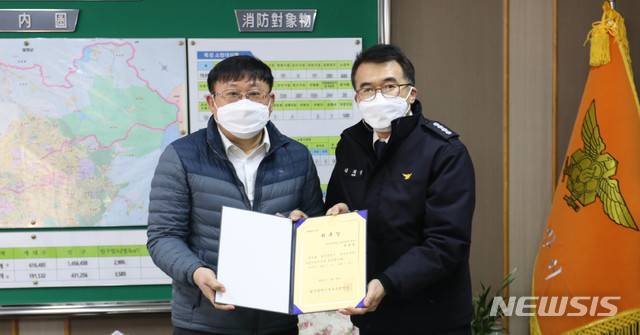 [광주=뉴시스] 변재훈 기자 = 광주 북부소방서는 광주현대병원 응급의학과 박광철 원장을 구급 지도 의사로 위촉했다고 10일 밝혔다. (사진=광주 북부소방 제공) 2021.01.10. photo@newsis.com