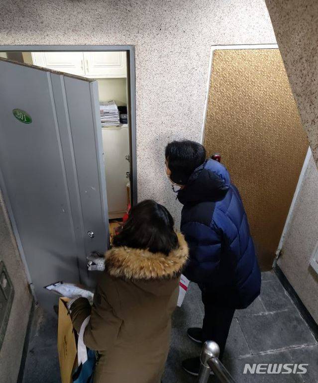 [서울=뉴시스] 서울 마포구의 재난안전도우미가 한파를 대비해 독거어르신 가정을 방문하고 있다. (사진=마포구 제공) 2021.01.10. photo@newsis.com