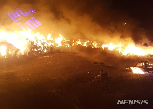 [포항=뉴시스] 이은희 기자= 9일 오후 8시 7분께 포항시 남구 호동의 쓰레기매립장에서 불이 나 소방당국이 진화하고 있다. (사진= 경주소방서 제공) 2021.1.9. photo@newsis.com