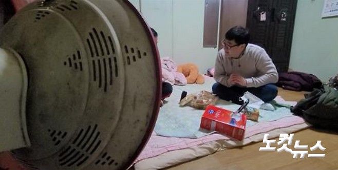 지난달 비닐하우스 숙소에서 잠을 자다 숨진 캄보디아 여성 속헹씨에 대한 이야기를 시작하자 A씨는 자신 역시 가족들도 없는 한국에서 죽게될까봐 "무섭다"고 했다. 그의 세평 남짓한 방엔 낡은 온열기구와 얼룩지고 찢어진 전기장판이 놓여 있다. 해가 바뀌었지만 벽에 붙은 달력은 아직 2020년 1월에 멈춰있다.(사진=박창주 기자)