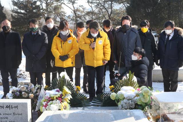 ▲정의당 김종철 대표(가운데)가 10일 경기도 남양주시 모란공원 고(故) 노회찬 의원 묘소에 중대재해 처벌 등에 관한 법률안(중대재해법)을 올린 뒤 추모사를 마치고 인사하고 있다. 국회는 지난 8일 본회의를 열어 중대재해법 제정안을 의결했으며, 앞서 이 법안은 고 노회찬 의원이 처음 발의한 바있다. ⓒ연합뉴스