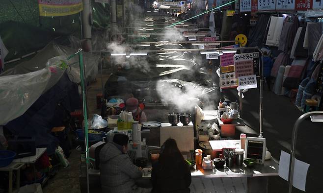 지난 8일 오후 대구 중구 서문시장 국수골목에서 가게 1곳만 문을 열고 영업하고 있다. 이날 한 상인은 '코로나19 장기화에 한파까지 겹쳐 다른 가게는 문을 닫았다'고 설명했다. 뉴시스