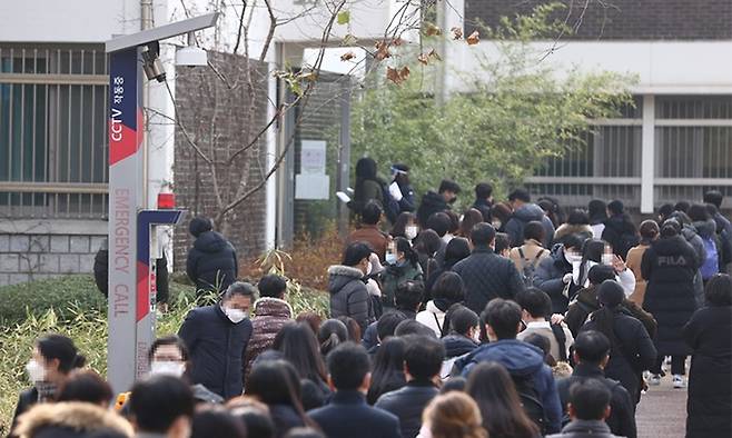 지난 2020년 12월 11일 관악구 서울대학교에 수험생들이 2021학년 수시 일반 면접을 보기 위해 입장하고 있다. 연합뉴스