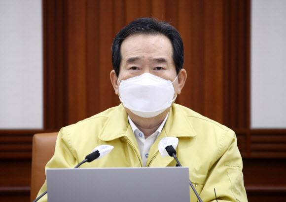 정세균 국무총리가 휴일인 10일 정부서울청사에서 열린 신종 코로나바이러스 감염증(코로나19) 대응 중앙재난안전대책본부(중대본) 회의에서 발언하고 있다. 2021.1.10 연합뉴스
