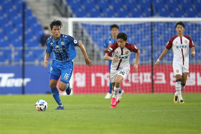 기성용의 뒤를 이어 한국 축구의 중원을 책임질 재목으로 주목받는 원두재(왼쪽)는 10일 “압박이 왔을 때 풀어낸다든지 상대 공을 빼앗을 때 기분이 좋다”면서 “올해는 보다 공격적인 모습도 보이겠다”고 말했다. 사진은 원두재가 지난해 8월 K리그1 18라운드 FC서울과의 경기에서 그라운드를 누비는 모습.울산 현대 제공