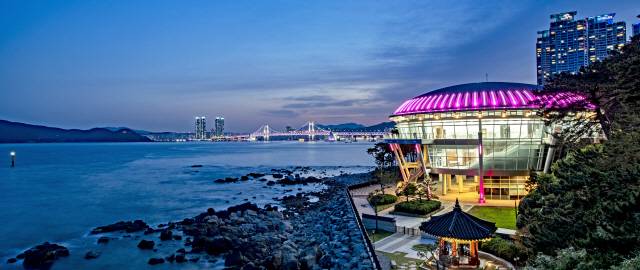 부산시가 코로나19로 어려움을 겪는 관광협회를 지원하려고 위탁수수료를 인상하기로 했다. 동백섬 누리마루 전경./사진제공=부산관광공사