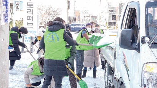 하나님의 교회 신자들이 성남 분당구 이매동 일대에서 제설봉사를 실시했다. 이번 봉사는 서울, 경기를 비롯한 수도권과 6대 광역시, 강원, 충청, 경상, 전라 등 각지에서 전방위적으로 이뤄졌다. 사진제공｜하나님의 교회
