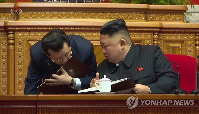 북한, '일하는 당대회' 부각…주석단에서도 연신 오가는 대화 (서울=연합뉴스) 조선중앙TV는 지난 8일 북한 8차 당대회 4일차 회의가 평양 4·25문화회관에서 열렸다고 9일 보도했다. 북한은 이번 당대회가 '일하는 대회'라고 거듭 강조하고 있다. 실제로 사업총화 보고가 7차 당대회보다 하루 더 긴 사흘간 이어졌고, 4일차는 토론에 할애됐다. 주석단에서도 당 간부들이 김정은 당 위원장의 곁에 다가가 보고하거나 지시를 듣는 모습이 포착됐다. 사진은 두꺼운 문서를 쥔 채 지시하는 김정은 위원장과 서류철을 입가에 대고 경청하는 김재룡 당 부위원장. [조선중앙TV 화면] 2021.1.9       [국내에서만 사용가능. 재배포 금지. For Use Only in the Republic of Korea. No Redistribution]   nkphoto@yna.co.kr