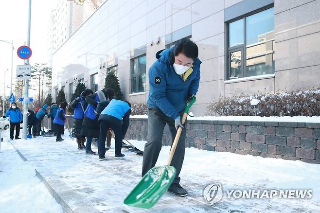 긴급 제설작업하는 관악구청장 (서울=연합뉴스) 지난 7일 오전 서울 관악구 청룡동 일대에서 박준희 관악구청장이 밤사이 쌓인 눈을 치우고 있다. 2021.1.10. [관악구 제공. 재판매 및 DB 금지] photo@yna.co.kr