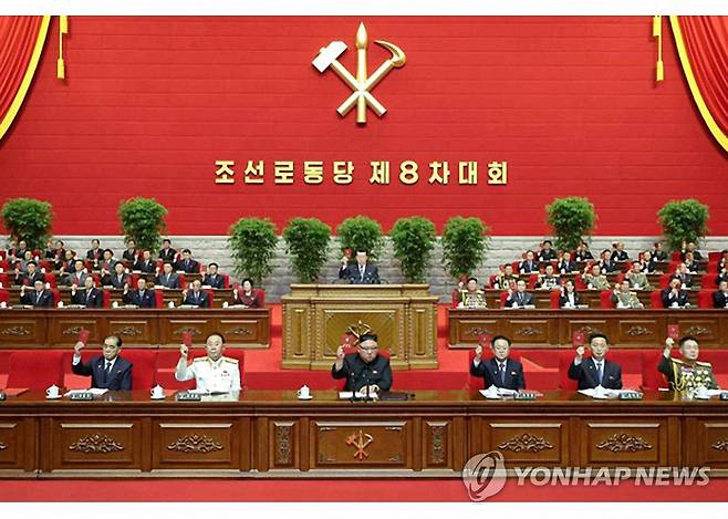 북한 노동당 대표증 들고 있는 김정은과 간부들 (서울=연합뉴스) 조선중앙통신은 10일 전날 열린 노동당 제8차 대회에서 당 중앙위원회 사업총화 토론과 당 중앙검사위원회 사업총화, 당 규약 개정이 이뤄졌다고 보도했다. 사진은 당 대표증을 들고 의결 중인 김정은 당 위원장과 박봉주 당 부위원장(왼쪽부터), 리병철 당 중앙군사위원회 부위원장. 최룡해 국무위원회 제1부위원장, 김덕훈 내각총리, 박정천 군 총참모장. 2021.1.10 [노동신문 홈페이지 캡처. 재판매 및 DB 금지]   nkphoto@yna.co.kr