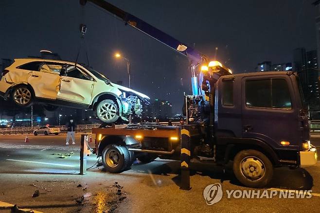 만취 뺑소니범 중앙선 침범…신호 대기하던 운전자 1명 숨져 (광주=연합뉴스) 1일 오후 10시 5분께 광주 광산구 수완동에서 20대 남성 A씨가 몰던 스포츠유틸리티차(SUV)가 주차 중이던 택시를 들이박고 약 1㎞를 달아나 중앙선을 침범해 신호대기 중이던 승용차를 정면에서 충돌했다. 이 사고로 승용차 운전자인 20대 여성이 숨지고, A씨도 심하게 다쳤다. 사진은 사고 현장을 수습하는 모습. 2021.1.2 [독자 송영훈 씨 제공. 재판매 및 DB 금지] hs@yna.co.kr