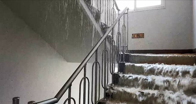 서울 동대문구 아파트 동파 사고 [서울 동대문소방서 제공. 재판매 및 DB 금지]